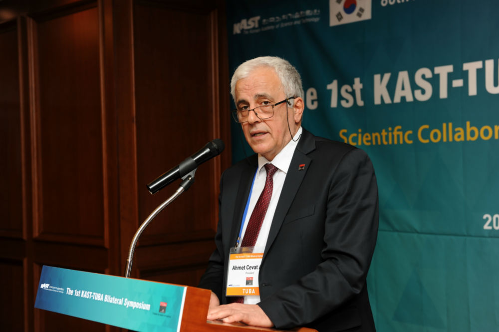 제1회 한-터키한림원 공동심포지엄_환영사_아흐멧 세밧 아잘 원장.JPG