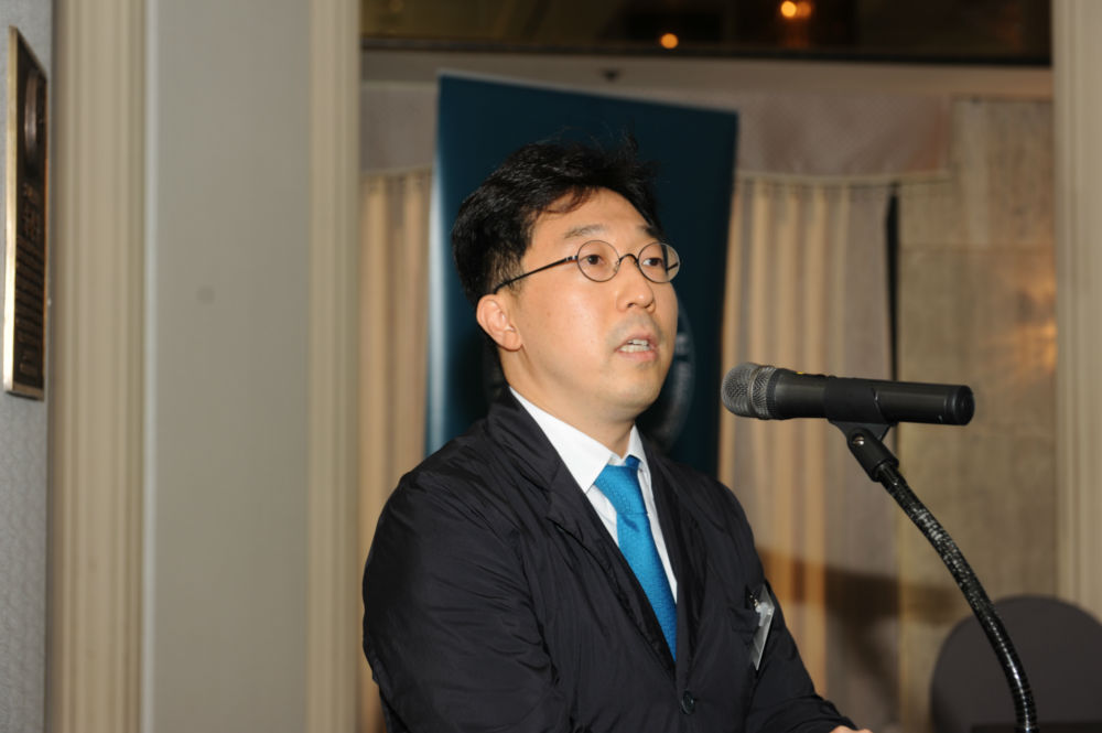 사진2_주제발표_김정훈 서울대 교수가 주제발표를 하고 있다..JPG