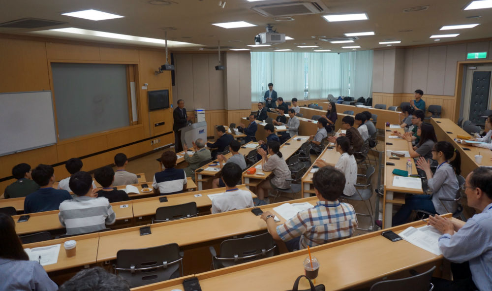 사진1_개회식에서 인사말을 하고 있는 이명철 원장.JPG