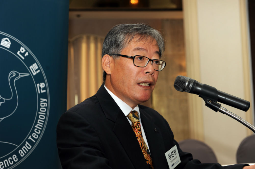 사회를 보고 있는 정선양 한림원 정책학부장(건국대학교)_제116회 한림원탁토론회.JPG