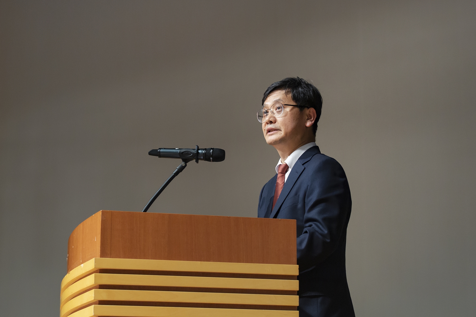 (1) 사회를 맡은 이병호 서울대 교수.jpg