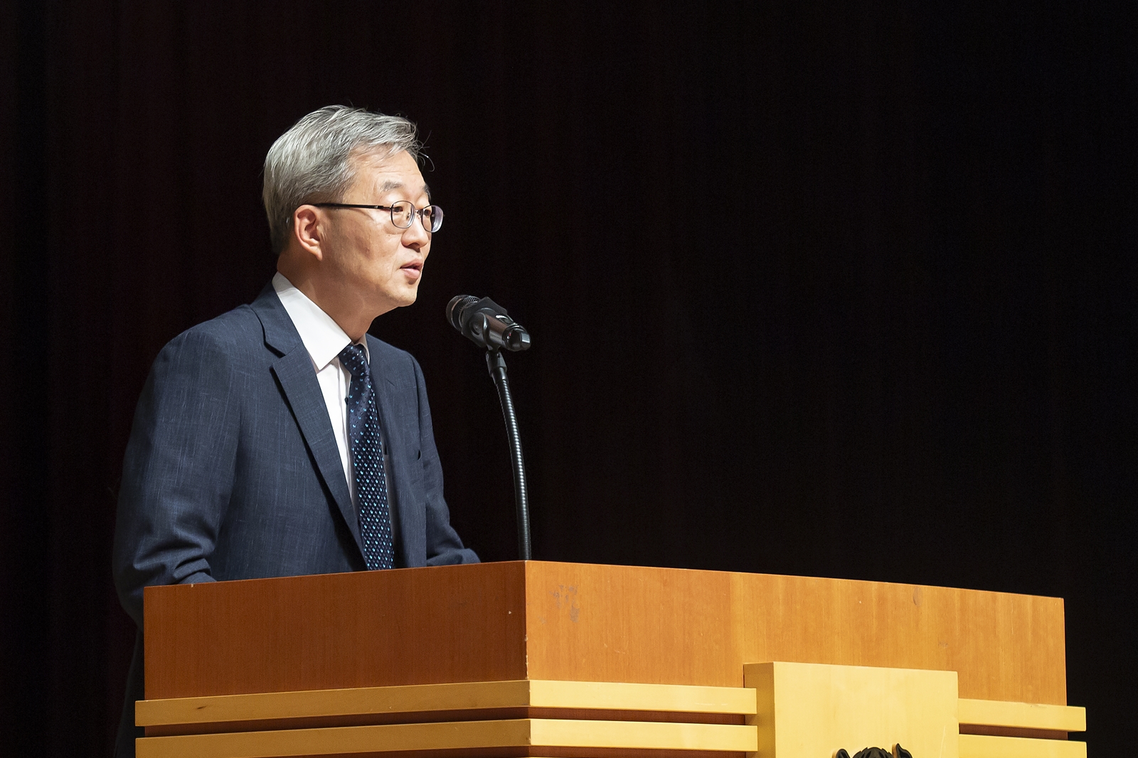(3) 홍기현 서울대 교육부총장이 축사를 하고 있다.jpg