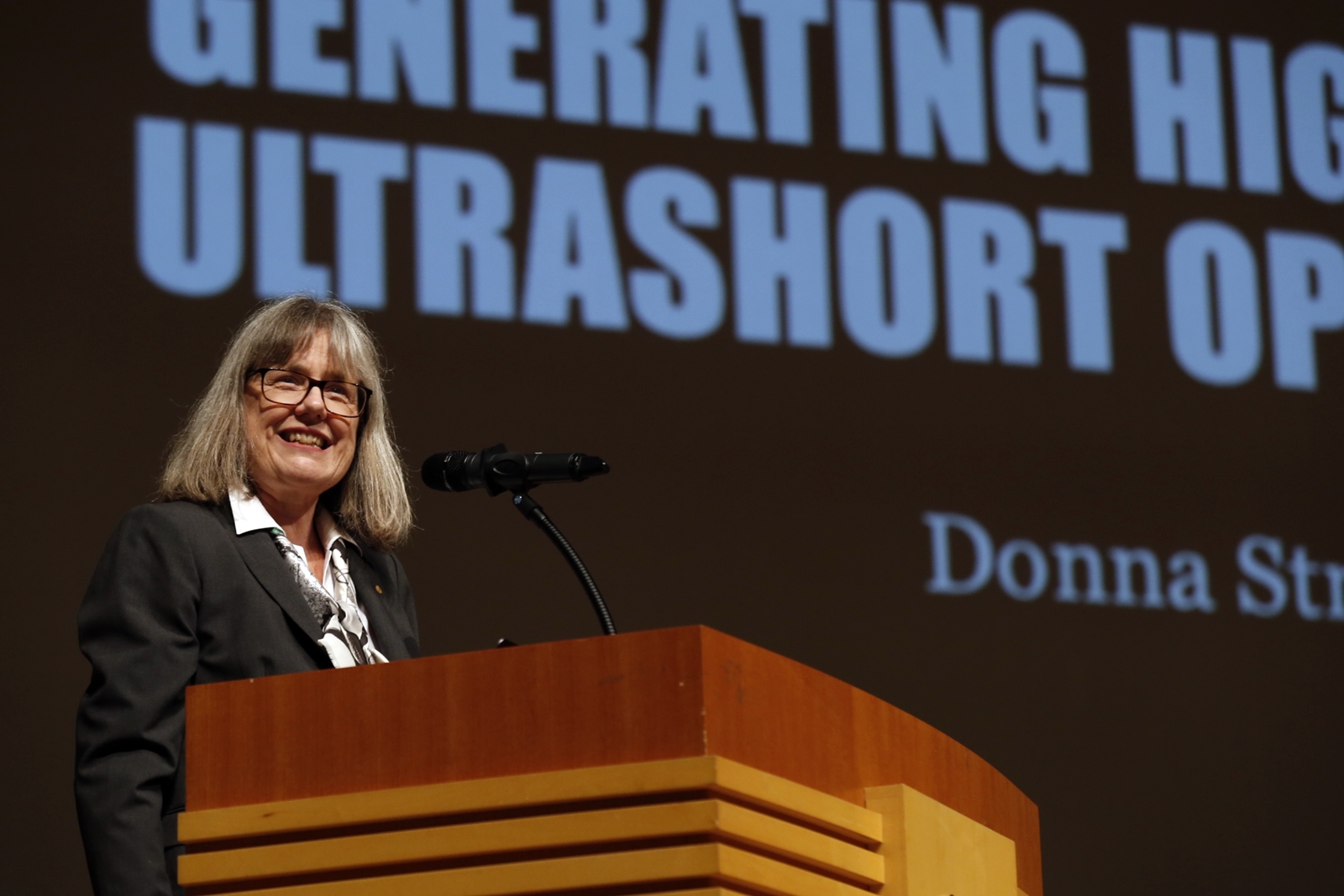 (4) 강연을 하고 있는 도나 스트리클런드교수_2018 노벨물리학상 수상자.JPG