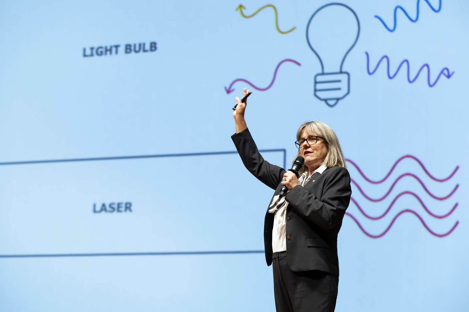 (5) 강연을 하고 있는 도나 스트리클런드교수_2018 노벨물리학상 수상자.jpg