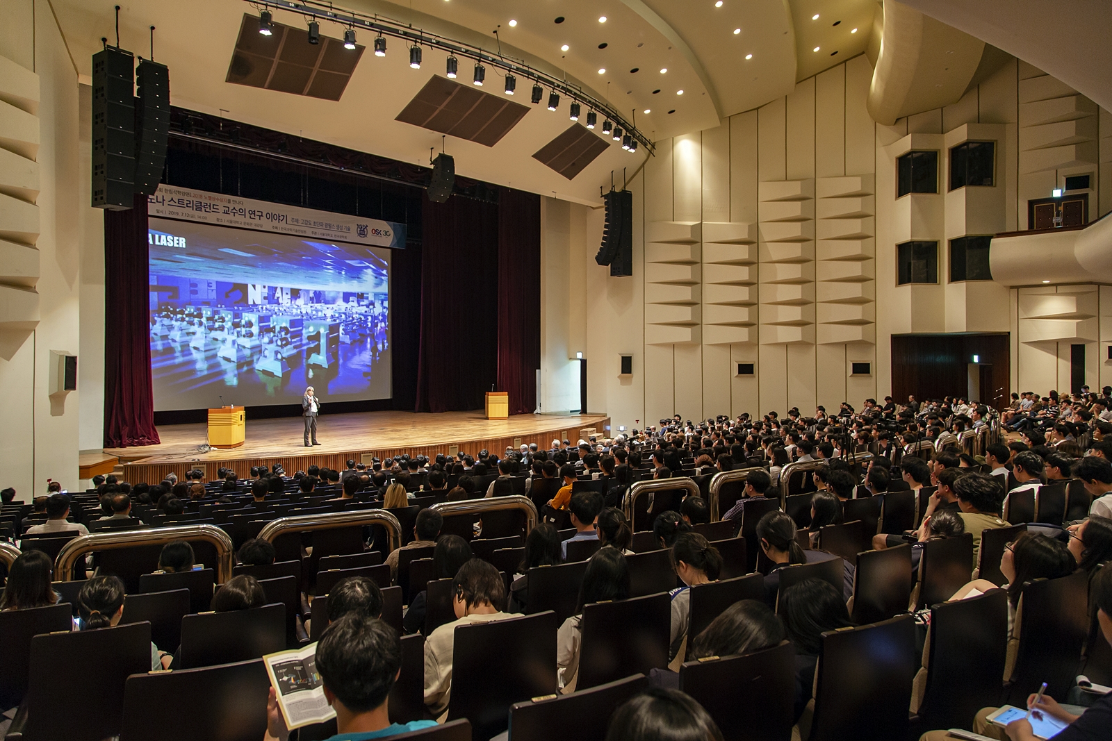 (9) 이날 강연에는 천 여명의 청중이 참석했다.jpg
