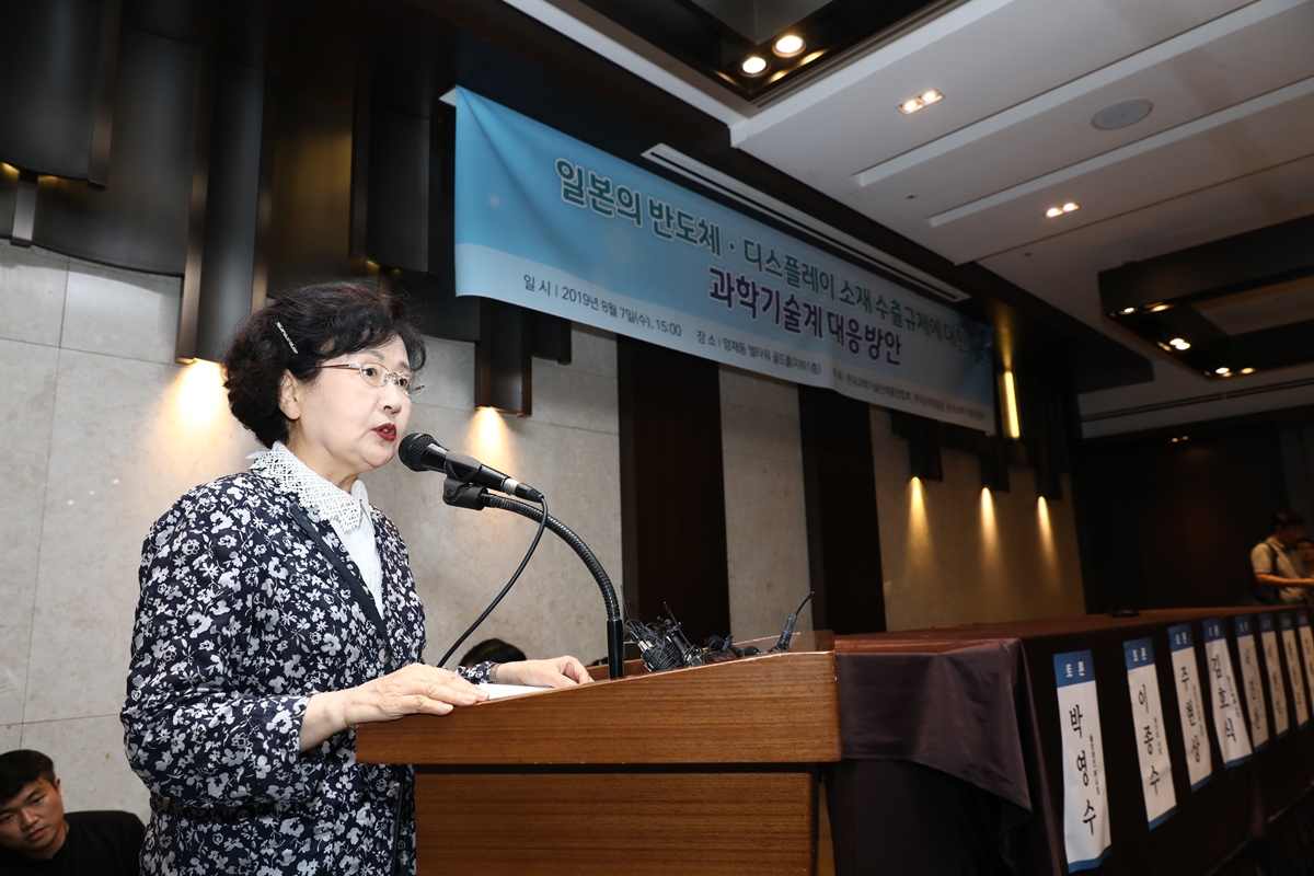 (1)인사말을 하고 있는 김명자 과총 회장.JPG