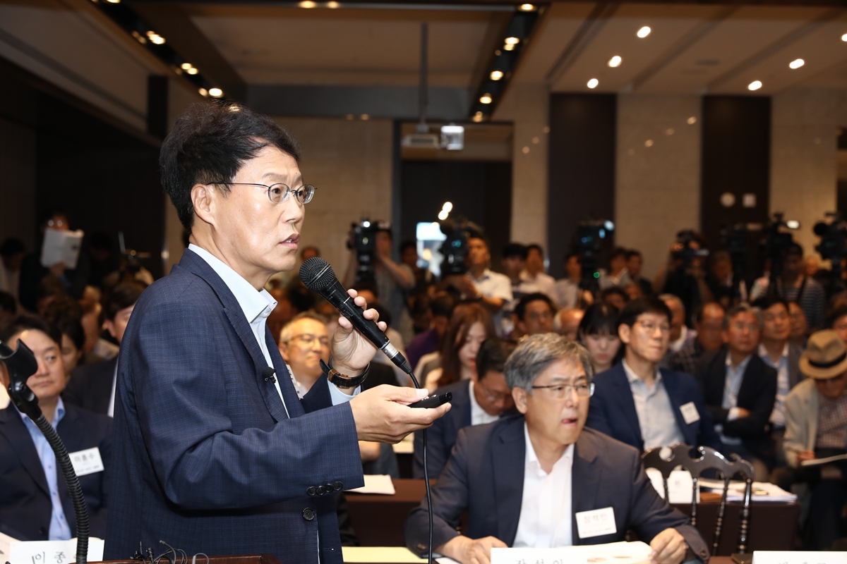 (4)박재근 한양대학교 교수가 주제발표를 하고 있다.JPG